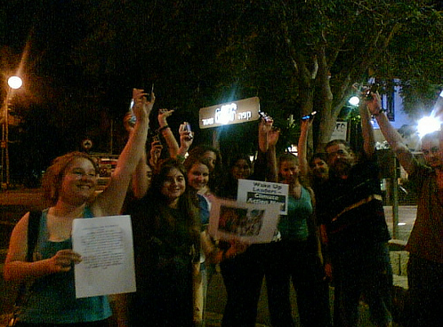 Dia 4  Holding up phones in unison in Haifa