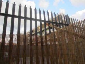 4_dia fence of workshop with housing estate being demolished beyond, photo Judith Ryser